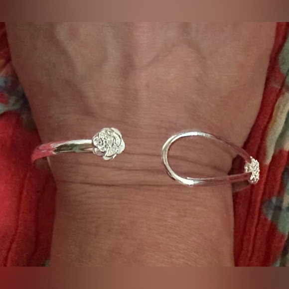 New~Silver Rose Bracelet - Picture 4 of 5